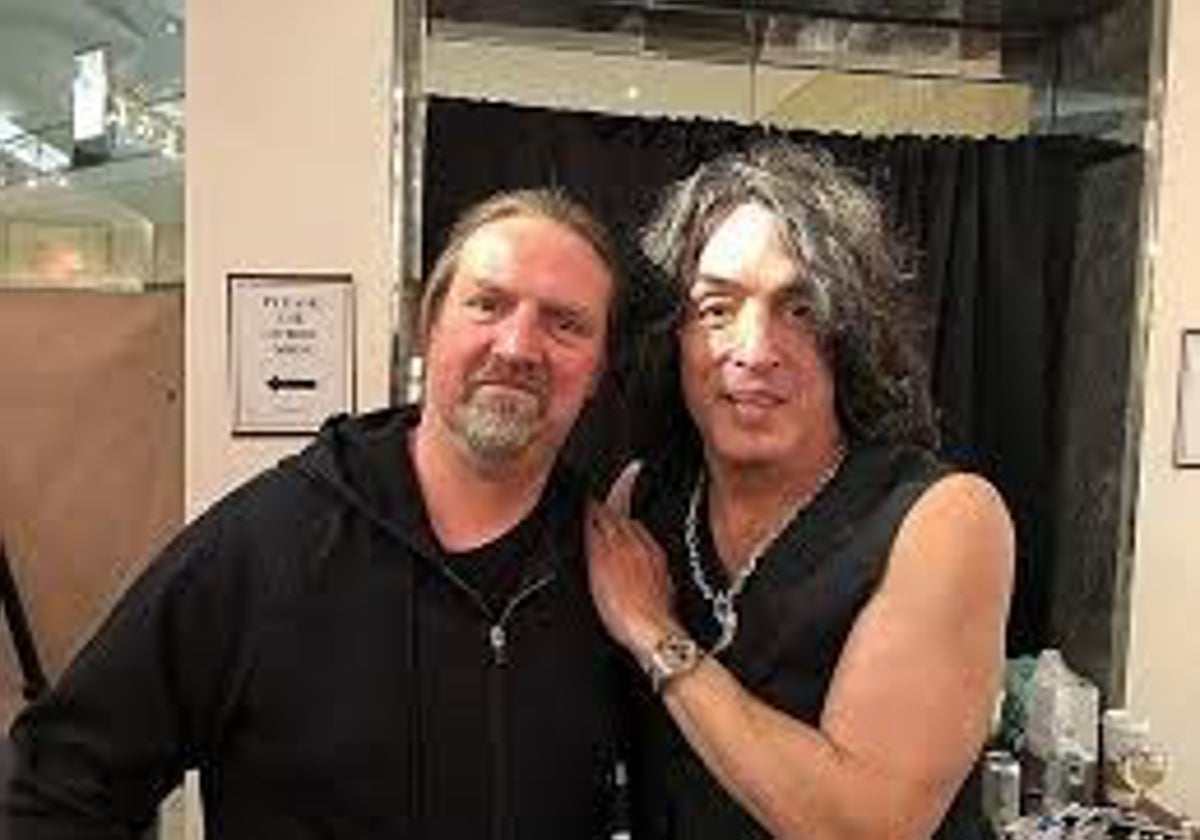 Karl Cochran con Paul Stanley, de Kiss.