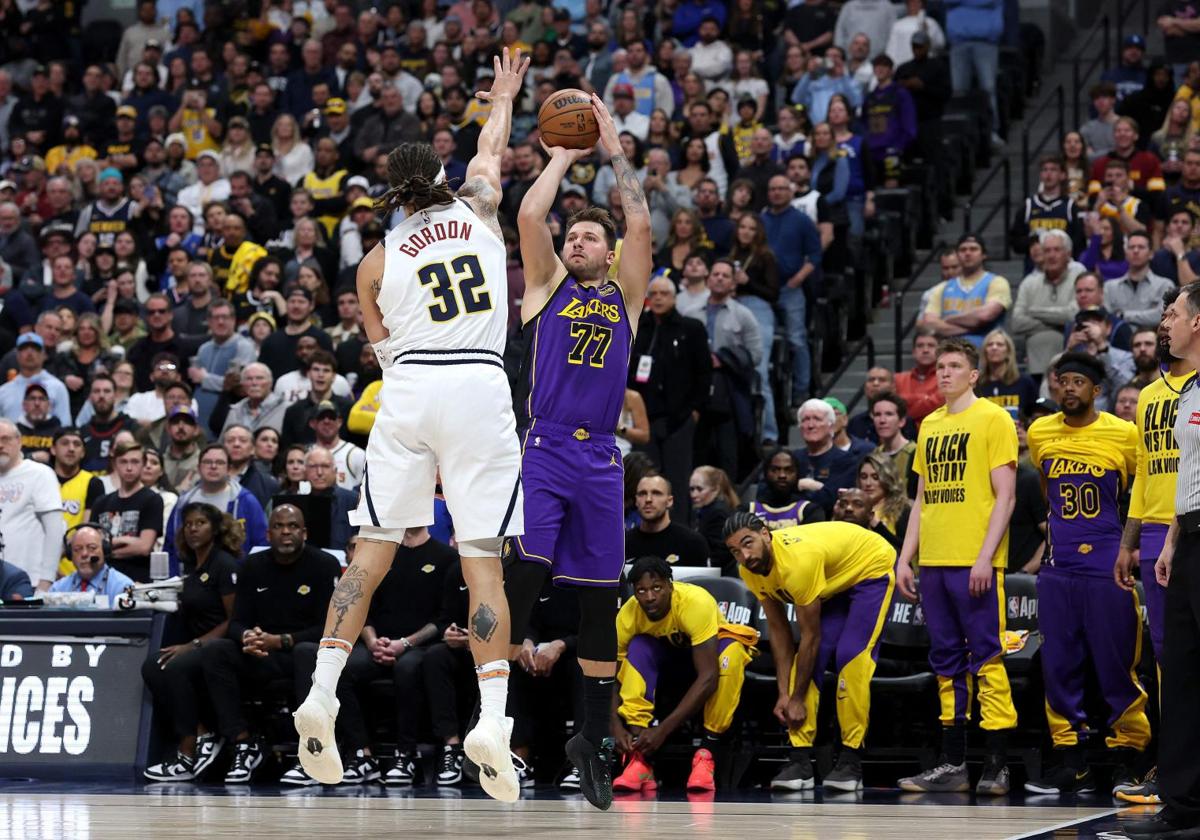 Luka Doncic, anotando un triple ante los Denver Nuggets