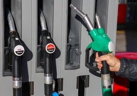 Una persona reposta en una gasolinera.