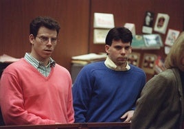 Erik y Lyle Menéndez, durante una vista de su proceso judicial iniciado en 1992 en Los Ángeles.