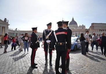 La plaza de San Pedro se llena de fieles para rezar un rosario por Bergoglio