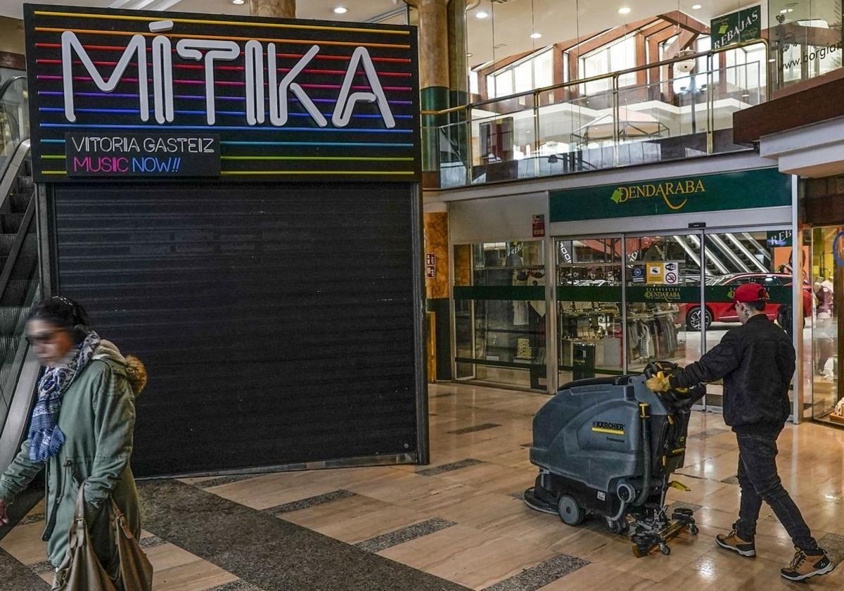 Un operario limpia la zona donde falleció ayer domingo el joven K. V. tras recibir un golpe de un portero de una conocida discoteca.