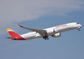 Un avión de Iberia en pleno vuelo.