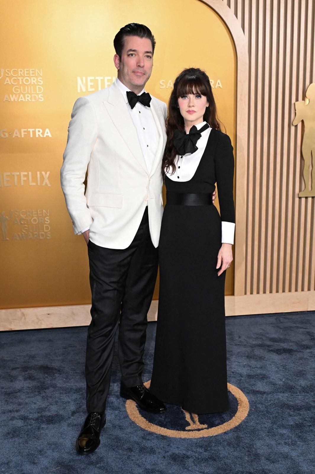 El televisivo Jonathan Scott y la
actriz Zooey Deschanel,con un vestido con elementos de esmoquin
firmado por Giorgio Armani,