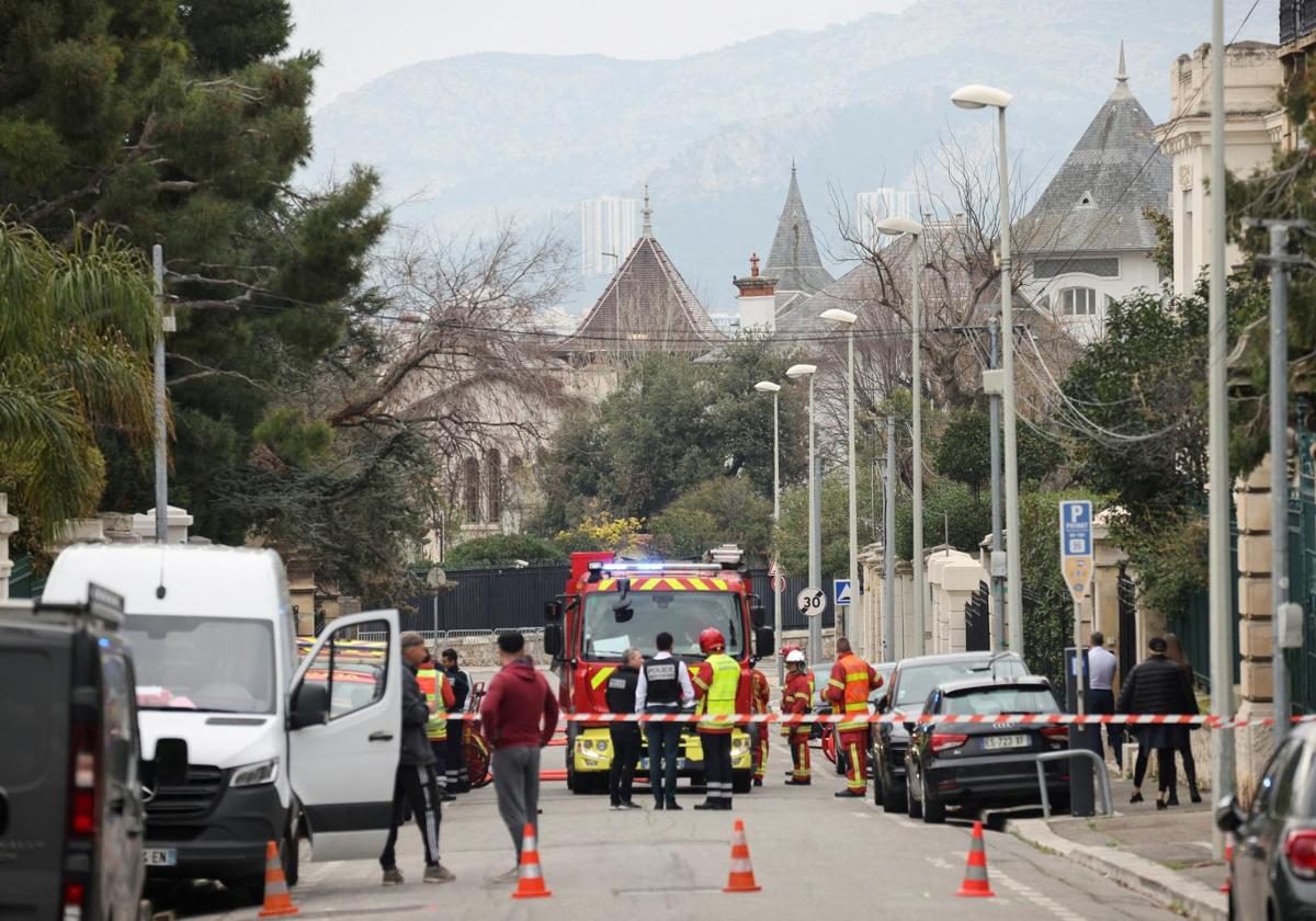 Bomberos y fuerzas de rescate francesas trabajan cerca de la entrada del consulado ruso en Marsella tras reportarse las explosiones