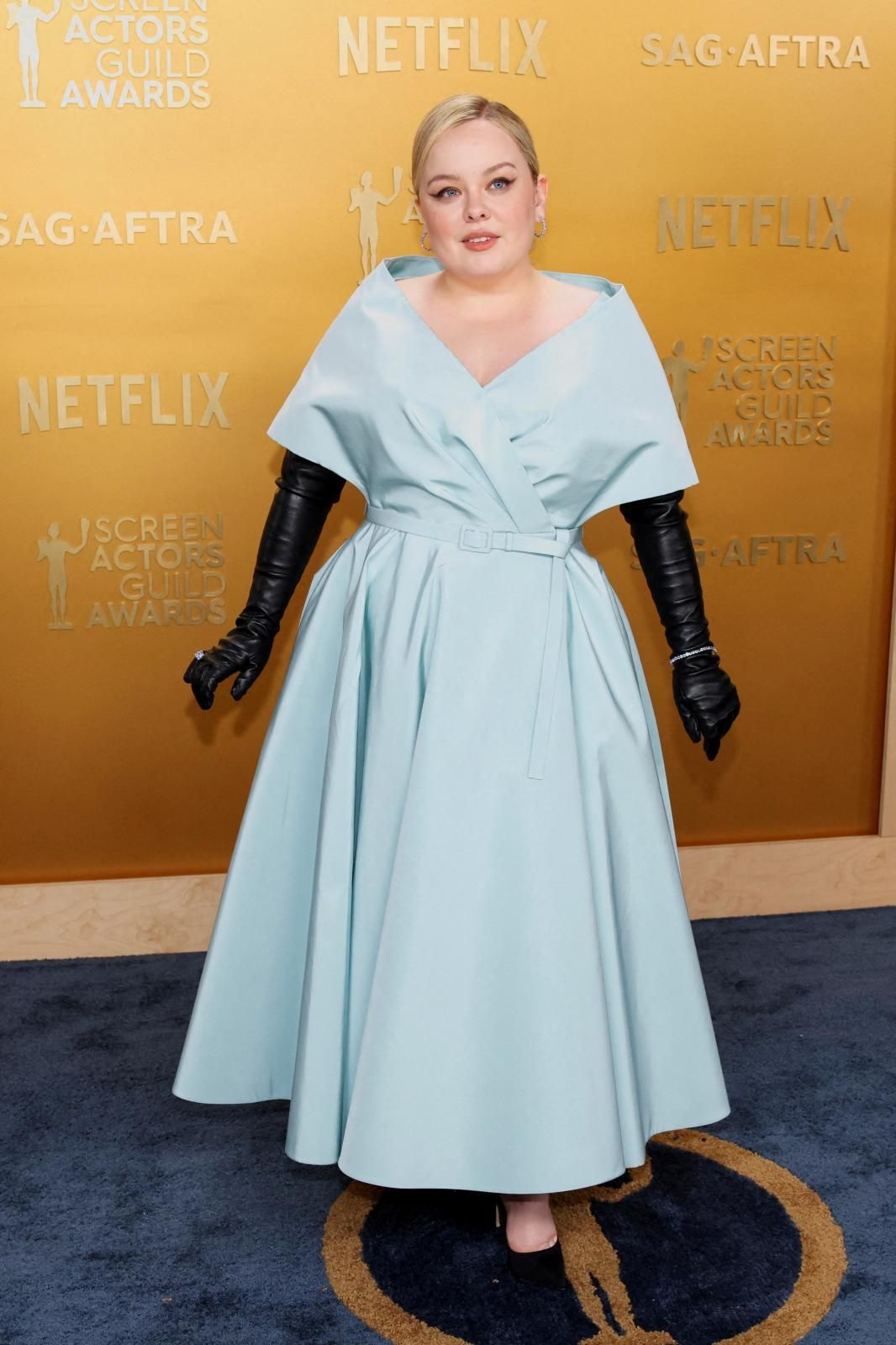 Nicola Coughlan, protagonista de la
última entrega de 'Los Bridgerton', con un vestido de Dior en azul
pastel y guantes negros largos para enfatizar el toque vintage. 