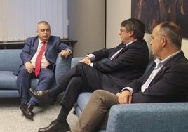 Santos Cerdán junto a Puigdemont y Turull durante una reunión en Bruselas en octubre de 2023 antes de la investidura de Sánchez.