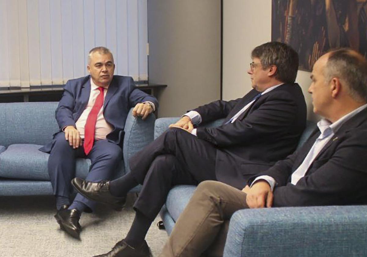 Santos Cerdán junto a Puigdemont y Turull durante una reunión en Bruselas en octubre de 2023 antes de la investidura de Sánchez.