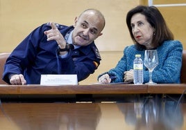 La ministra de Defensa, Margarita Robles, junto al teniente general Julio Ayuso