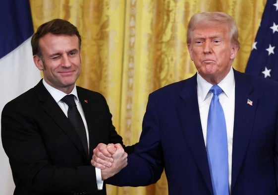 Emmanuel Macron estrecha la mano a Donald Trump en la Casa Blanca.