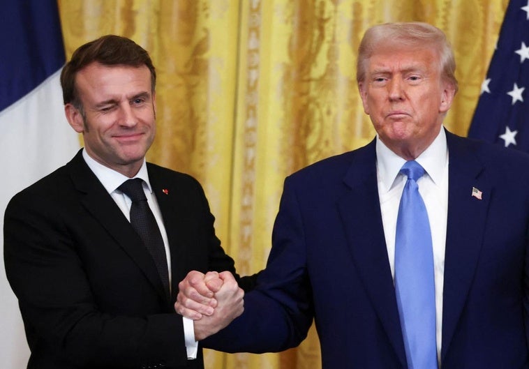 Emmanuel Macron estrecha la mano a Donald Trump en la Casa Blanca.