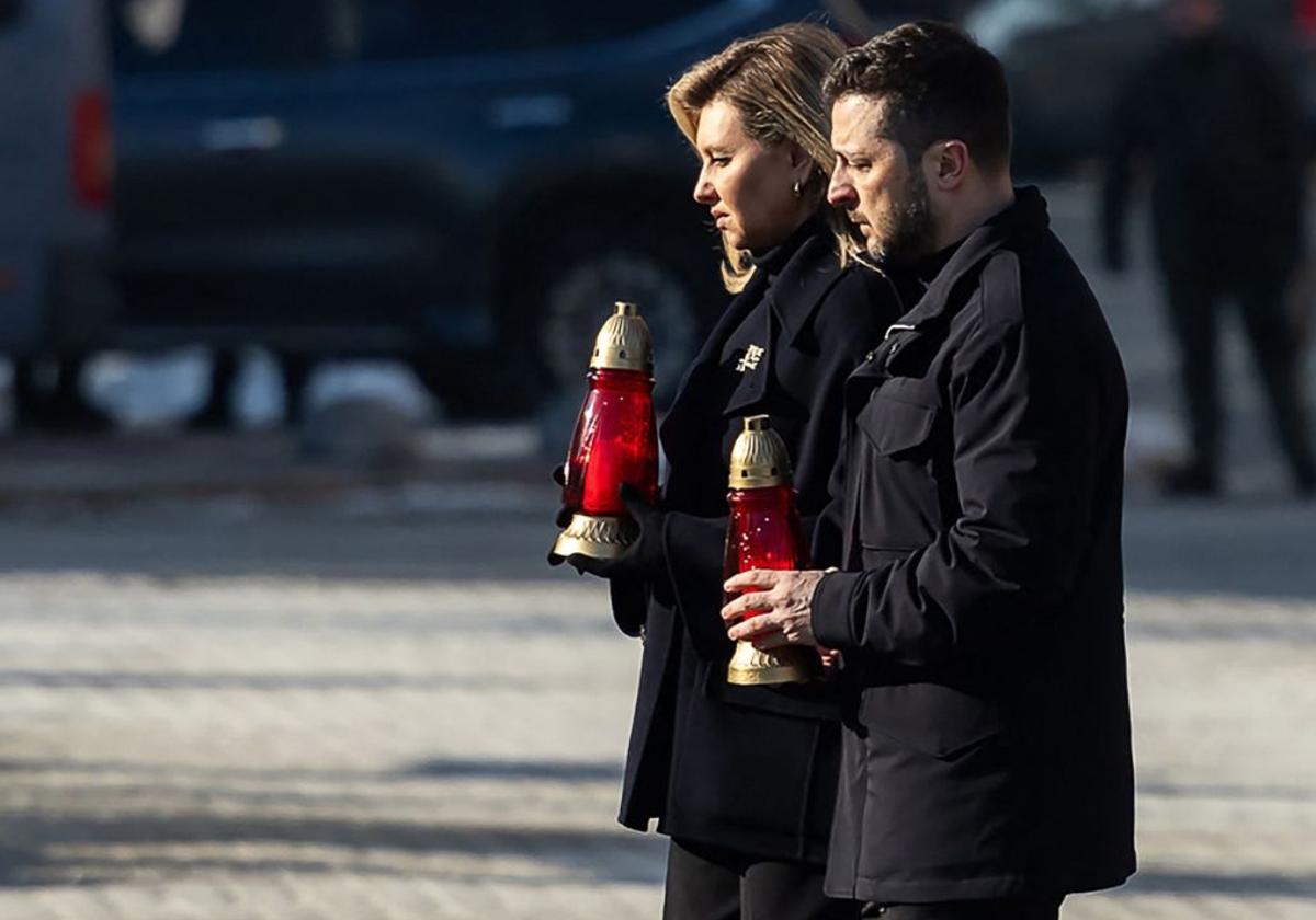 Volodímir Zelenski y su mujer, Olena, rinden homenaje a los ucranianos caídos en combate.