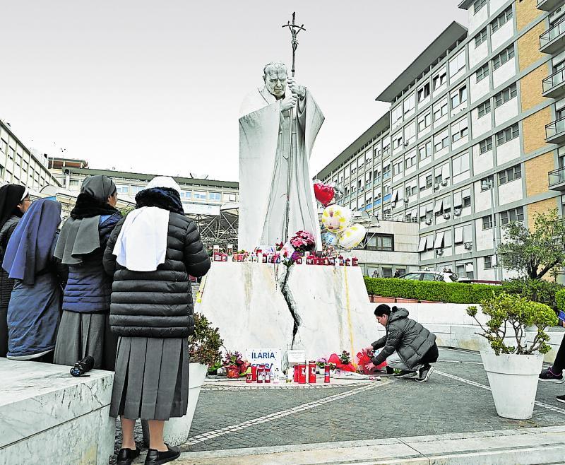 Monjas rezan por la salud del Papa a la entrada del hospital donde se encuentra ingresado.