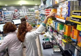 Farmacéuticas en un establecimiento en San Sebastián.