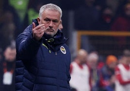 José Mourinho da indicaciones durante el Galatasaray-Fenerbahçe.