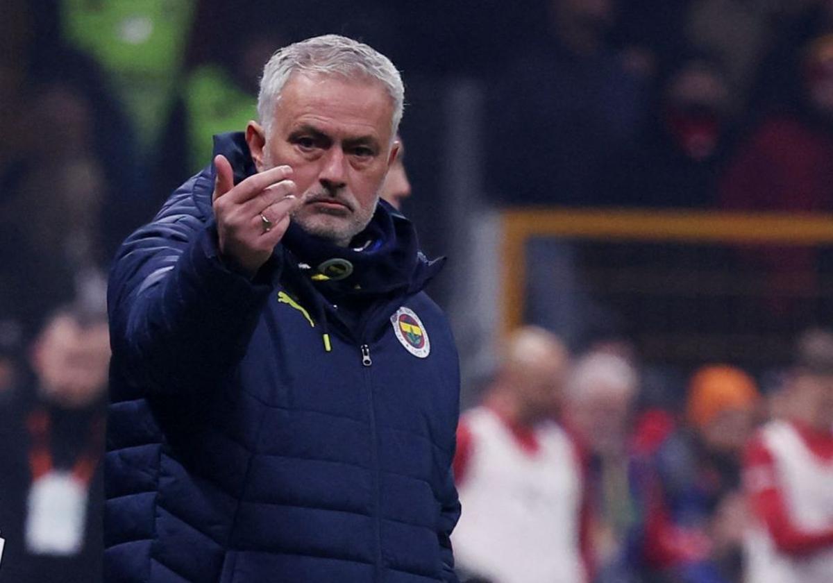 José Mourinho da indicaciones durante el Galatasaray-Fenerbahçe.