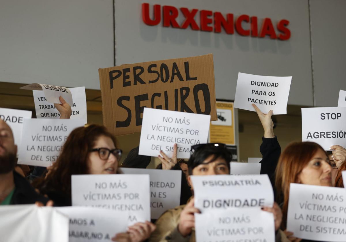 Concentración del personal del Complejo Hospitalario Universitario de A Coruña, en rechazo a la agresión sufrida por dos miembros del equipo de urgencias.