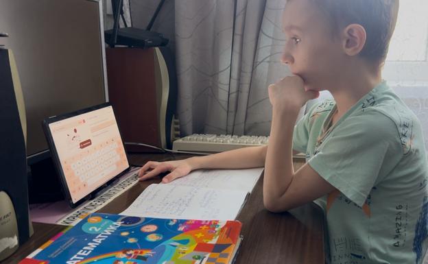 Denis, de 7 años, presta atención a una lección por vía telemática.