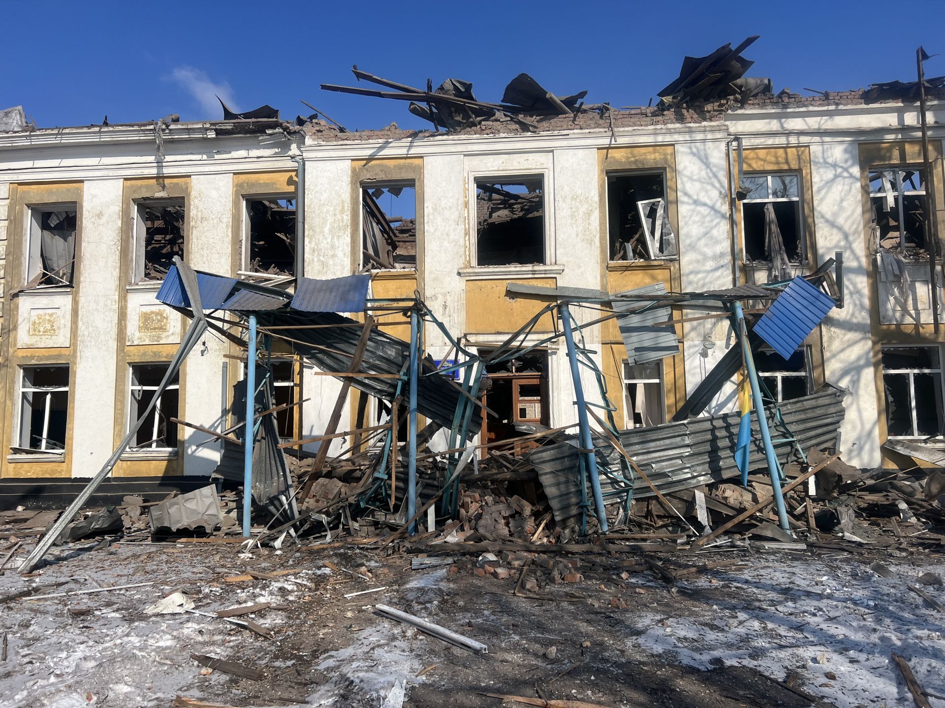 Un edificio en ruinas, tras ser bombardeado por Rusia, se observa desde la casa de los Gaponienko.