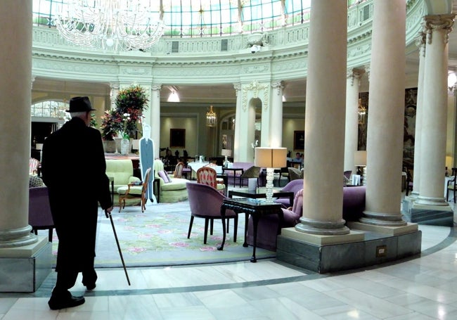 Una escena del documental que recrea al entrada de Camba en el hotel Palace