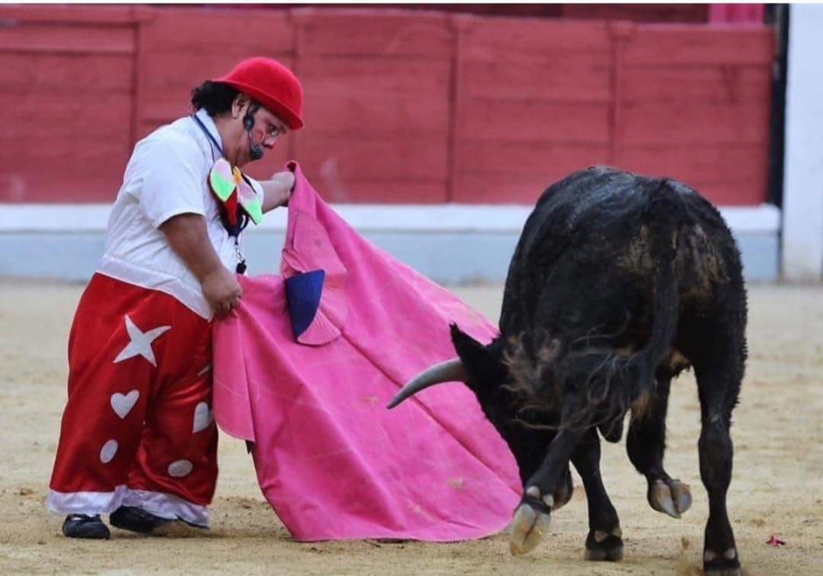 En una de sus faenas veraniegas, Jimmy Muñoz torea una vaquilla.