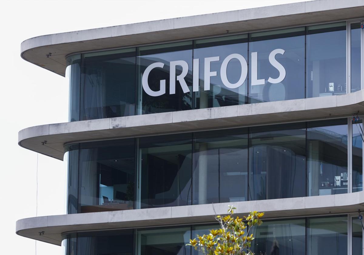 Grifols cierra 2024 con un beneficio neto de 157 millones, un 271% más, y eleva un 10,3% sus ingresos