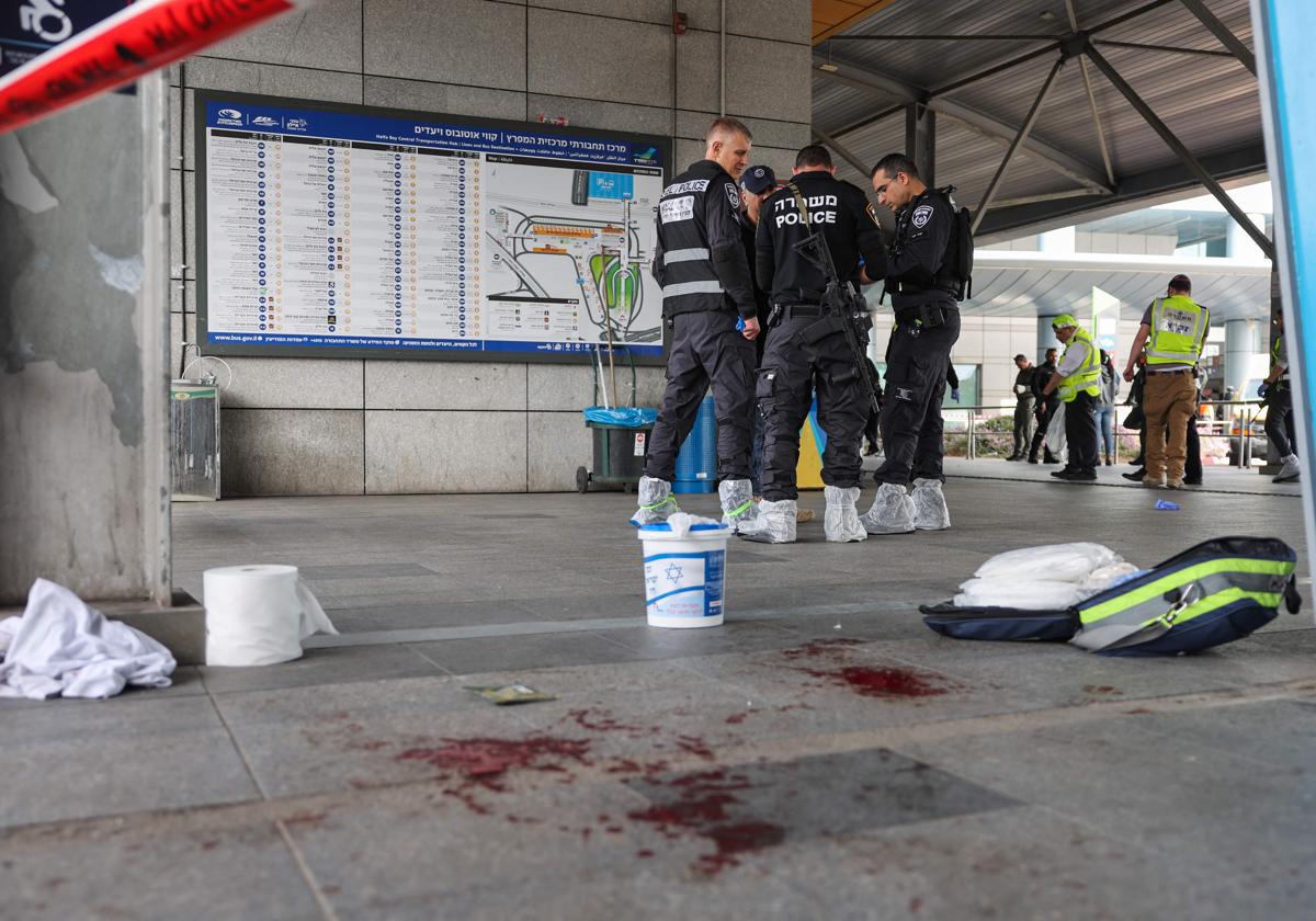 Miembros de los servicios de emergencia israelíes se han desplegado en el lugar de un ataque con arma blanca en una estación central de autobuses en Haifa, Israel.