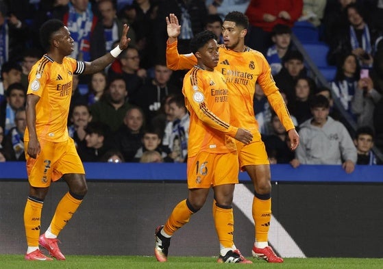 Endrick celebra su gol en Anoeta junto a Vinicius y Bellingham.