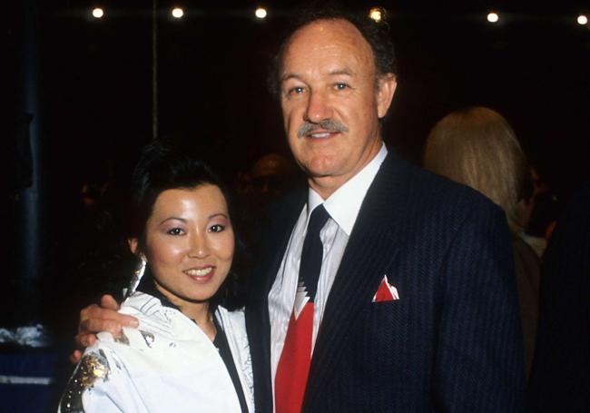 Gene Hackman y su segunda esposa, Betsy Arakawa.