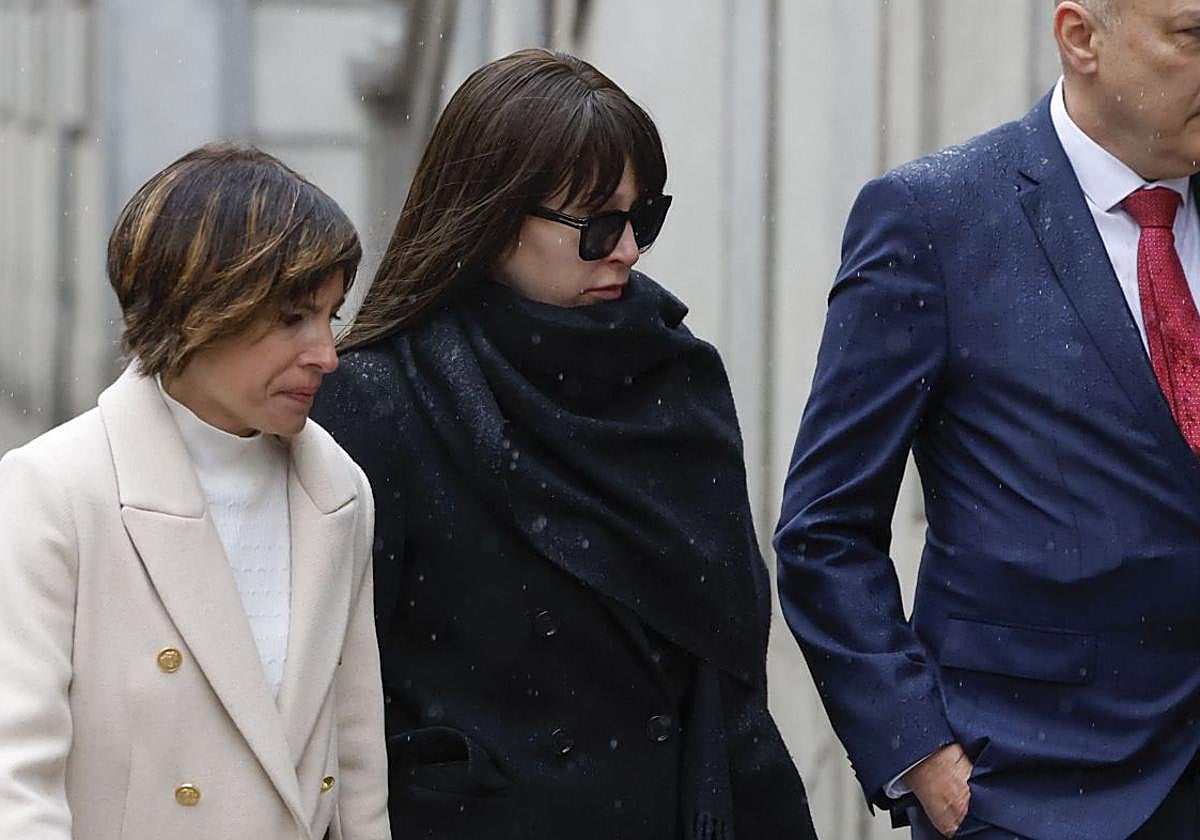 Jessica Rodríguez, en el centro, a su llegada al juzgado.