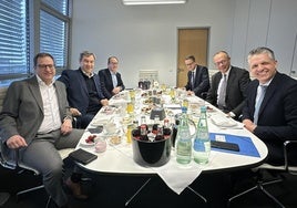 El polémico desayuno de trabajo de Friedrich Merz con miembros de la CDU/CSU.