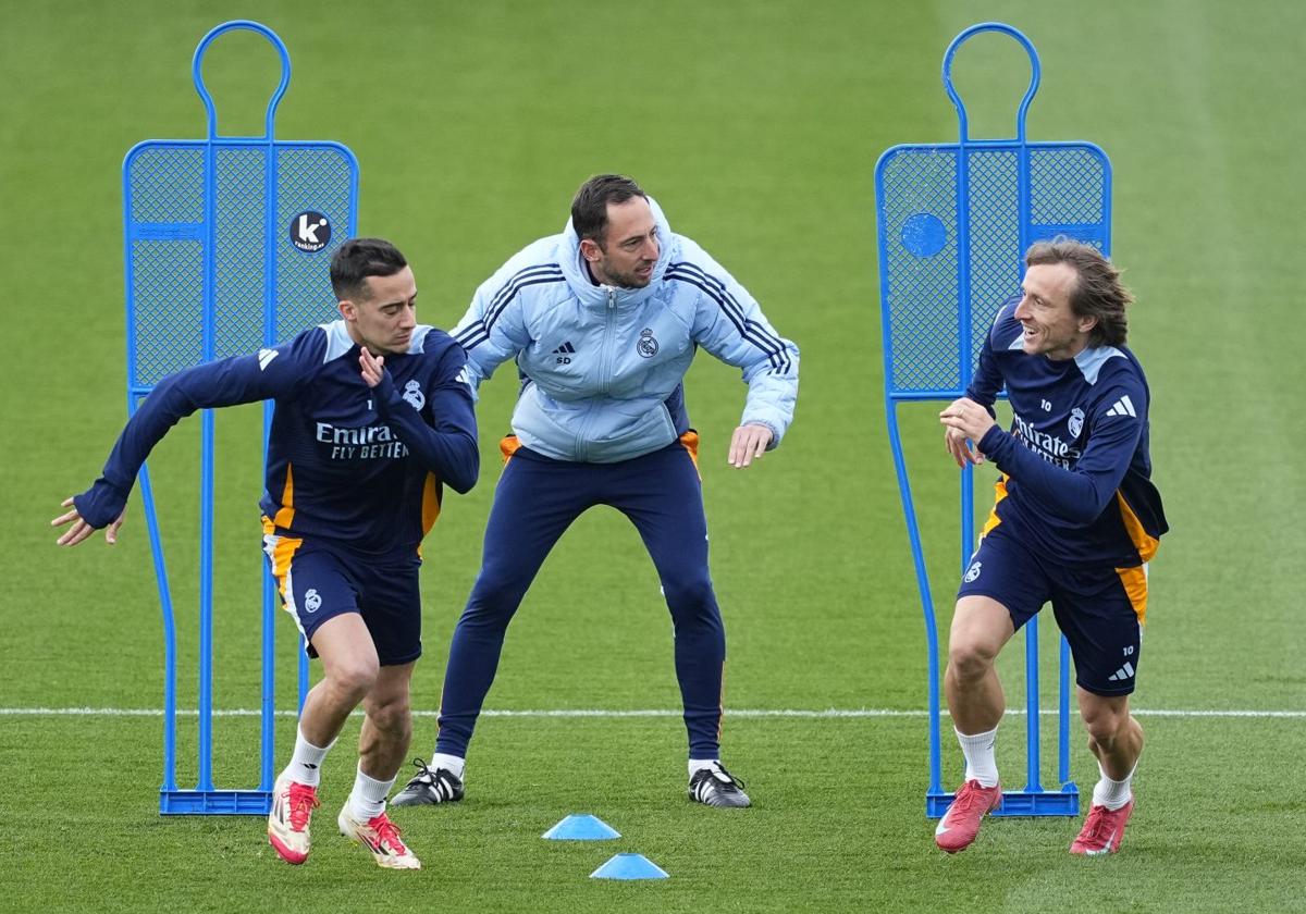 Lucas Vázquez y Luka Modric, durante el entrenamiento del Real Madrid previo al partido contra el Betis.