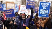 Manifestación contra las primeras directivas laborales del Gobierno de Donald Trump en Washington.