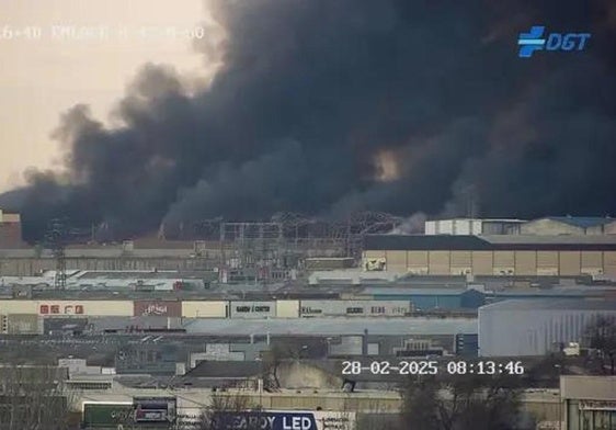 Un incendio en una nave de un importante polígono industrial madrileño causa una gran columna de humo