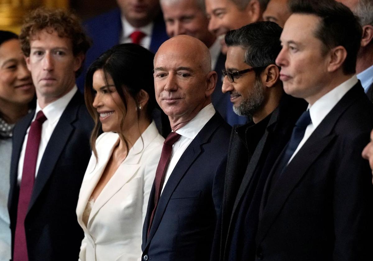 Bezos, en el centro, junto a Zuckerberg y Elon Musk, en el palco vip de la investidura de Trump