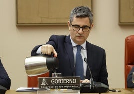 Félix Bolaños durante su comparecencia este viernes en la comisión constitucional del Congreso.