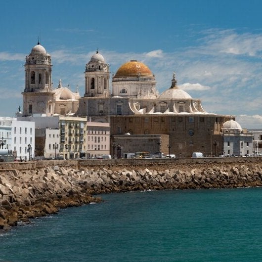 Del teatro romano al barrio más antiguo de Europa: un paseo por los imprescindibles de Cádiz más allá de su paseo marítimo