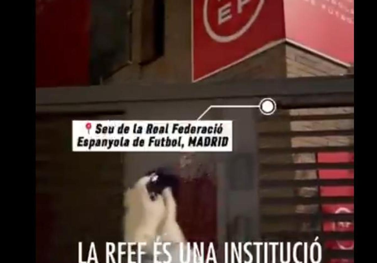 Atacan una sede de la Federación Española por «blanquear la violencia machista en el fútbol»