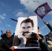 Un grupo de simpatizantes exhibe un retrato de Ocalan.
