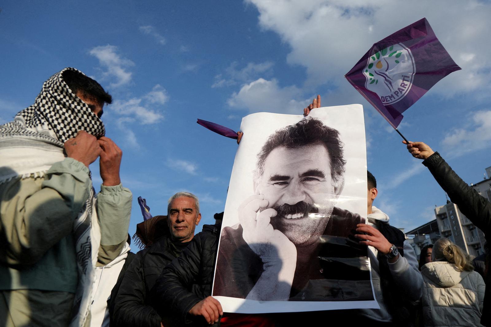 Un grupo de simpatizantes exhibe un retrato de Ocalan.