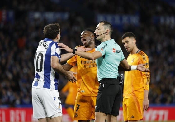 Oyarzabal y Vinicius, discutiendo con el árbitro Sánchez Martínez, durante las semifinales de la Copa del Rey