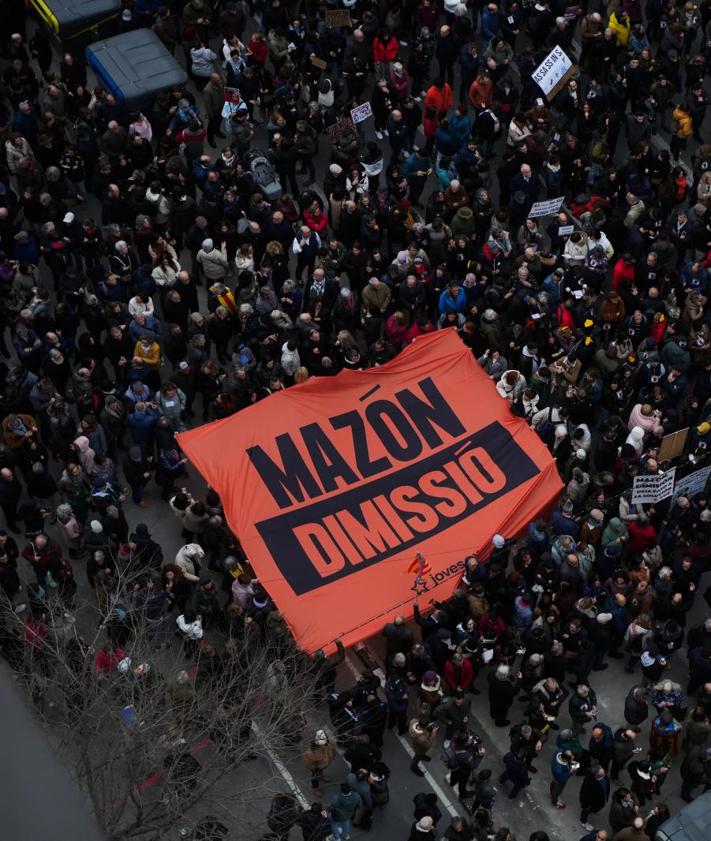 Imagen secundaria 2 - Las familias de las víctimas de la dana alzan en las calles el clamor más emotivo contra el president