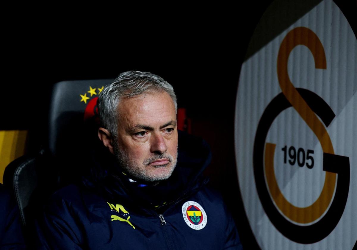 José Mourinho on the bench during the Galatasaray-Fenerbahçe match.