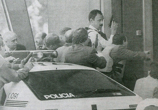 Despliegue policial fuera de los juzgados de Gijón.