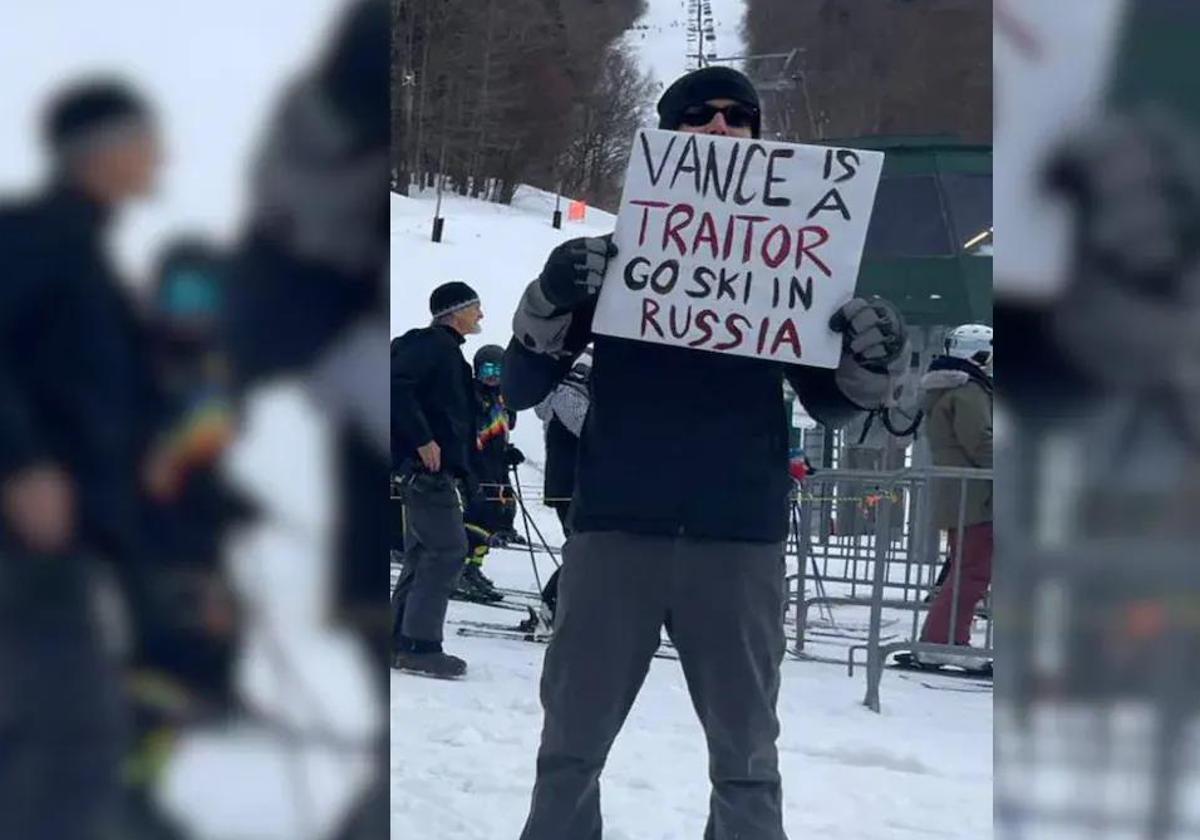 Imagen de vídeo que recoge la manifestación al paso del convoy de Vance.