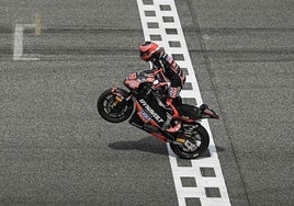 Manu González celebra la victoria en el GP de Tailandia de Moto2.