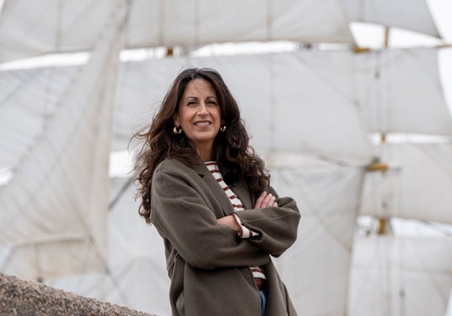 María Oruña ante un velero en el puerto de Vigo.