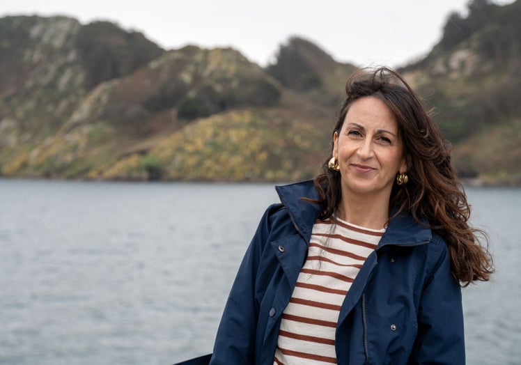 Maria Oruña ante un paraje de las Isla Cíes.