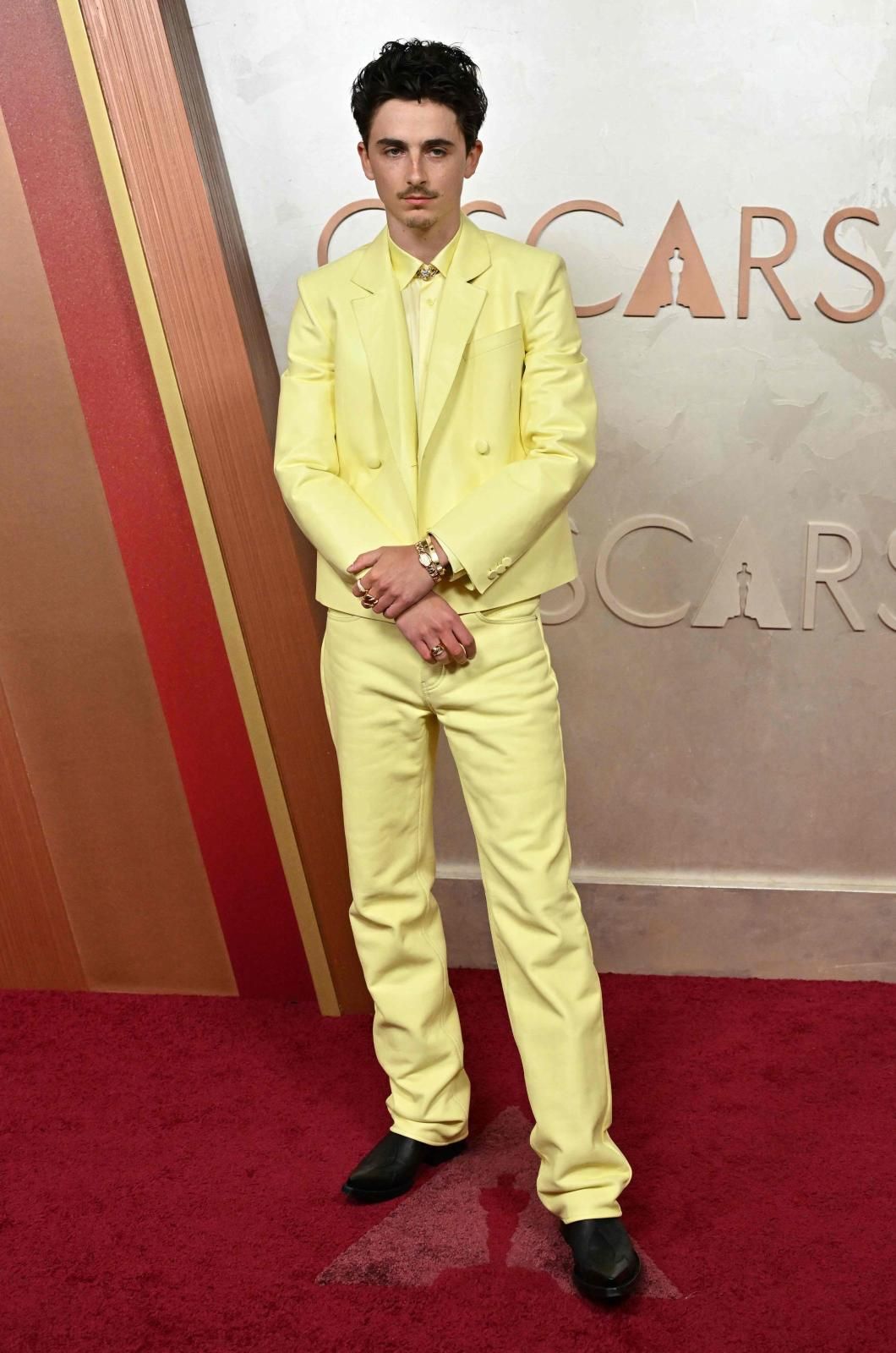 Timothèe Chalamet está claro que no es supersticioso. De amarillo al completo en un 'look' de Givenchy en uno de sus homenajes a Bob Dylan.