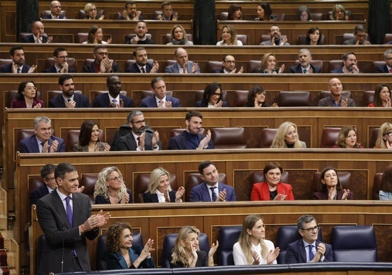 El presidente del Gobierno, junto a varios de sus ministros, durante la sesión de control en el Congreso de los Diputados.